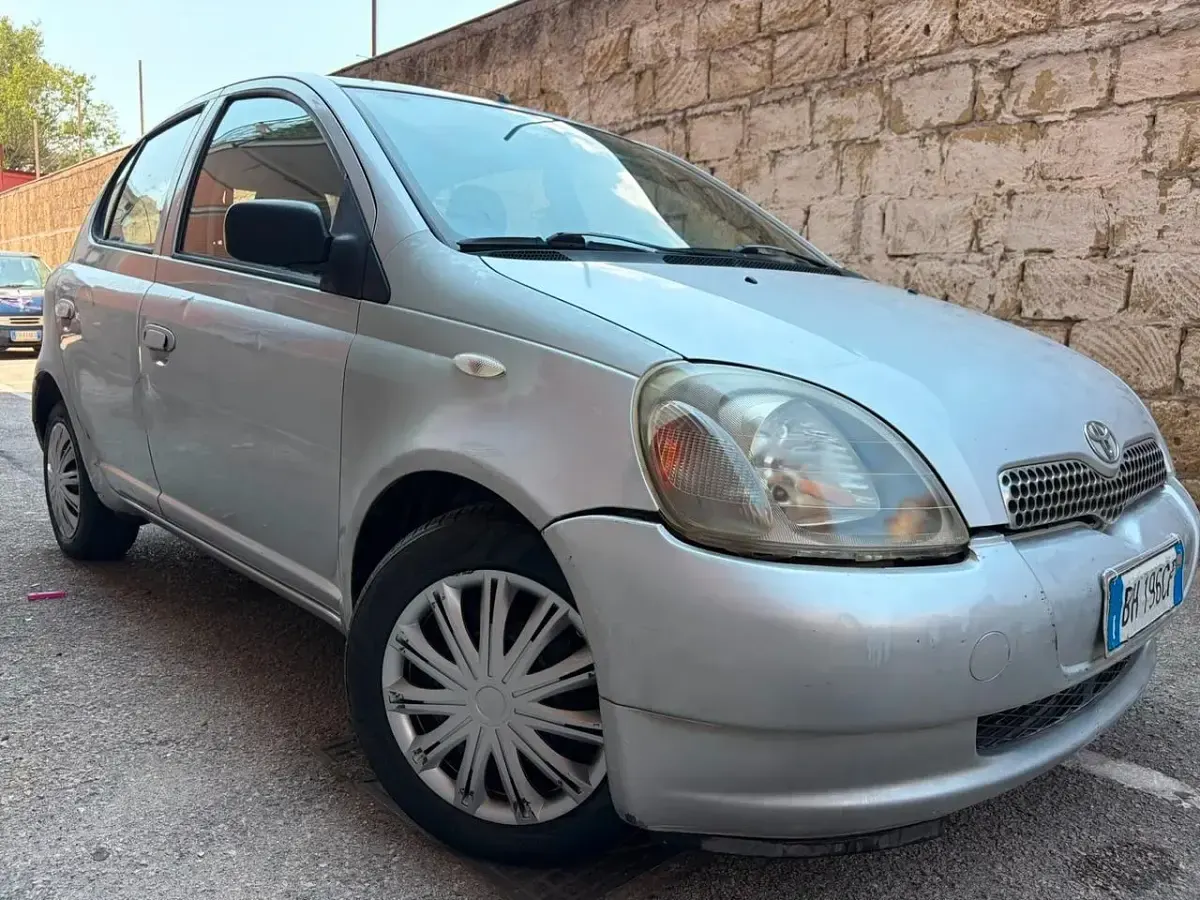 Usata Toyota Yaris Sol 68 CV (50 kW) 2000 Argento Berlina