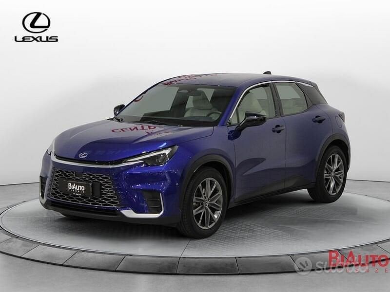 Usata Lexus LBX 136 CV (100 kW) 2024 Blu SUV