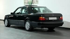 Usata Mercedes E500 320 CV (235 kW) 1993 Nero Berlina