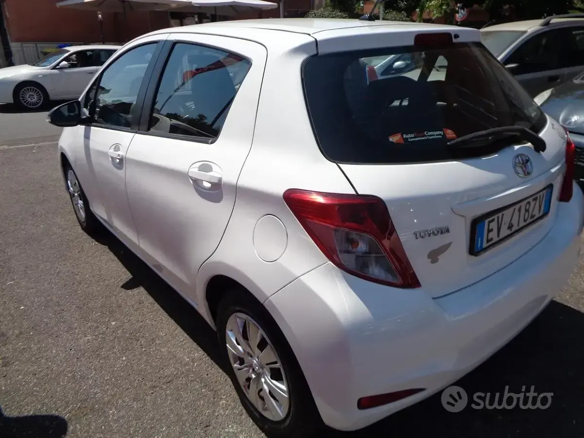 Usata Toyota Yaris Trend 69 CV (50 kW) 2014 Bianco Utilitaria