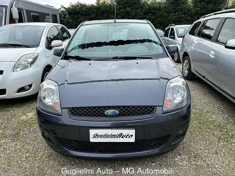 Usata Ford Fiesta Ghia 68 CV (50 kW) 2007 Verde Utilitaria