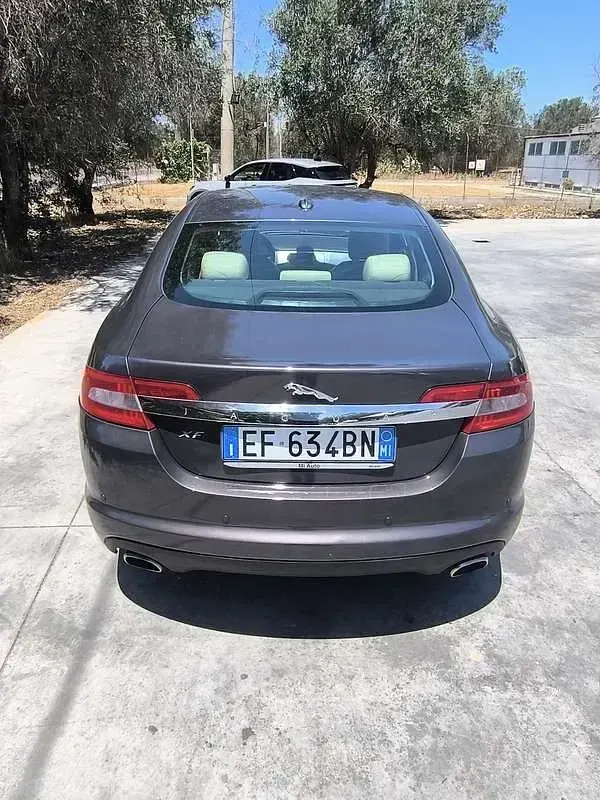 Usata Jaguar XF Premium Luxury 241 CV (177 kW) 2011 Marrone Berlina