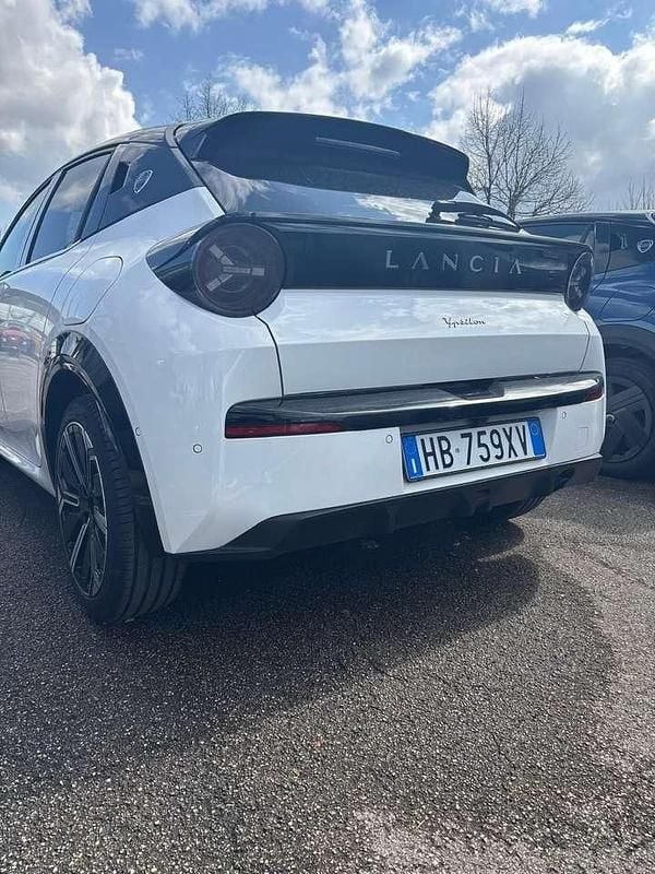 Nuova Lancia Ypsilon 101 CV (74 kW) 2026 Bianco Utilitaria