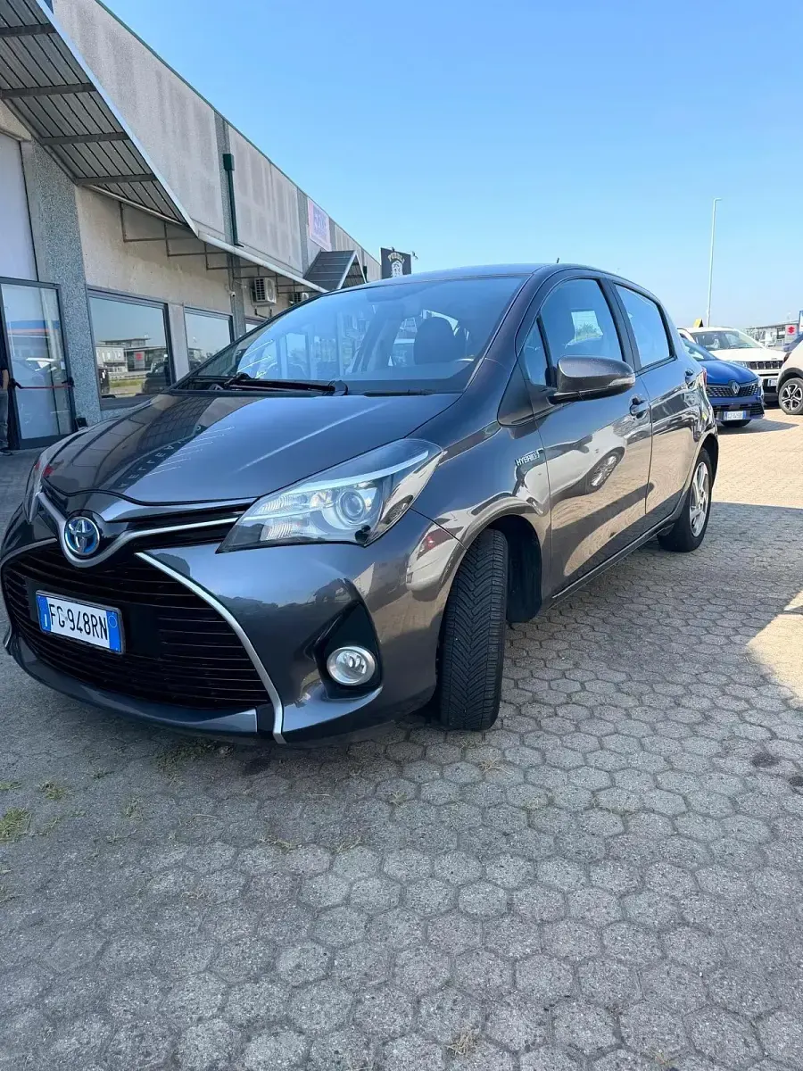 Usata Toyota Yaris Hybrid Style 73 CV (53 kW) 2016 Grigio Berlina