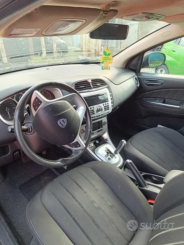 Grigio Usata 2010 Lancia Delta Due volumi | 2700 € (Buon prezzo) - Immagine 1/4