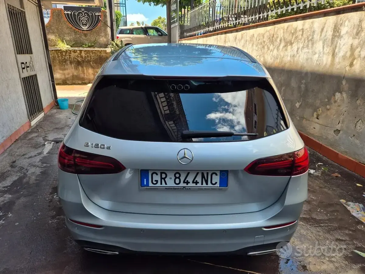 Usata Mercedes B180 AMG Line Premium Plus 116 CV (85 kW) 2023 Grigio Utilitaria