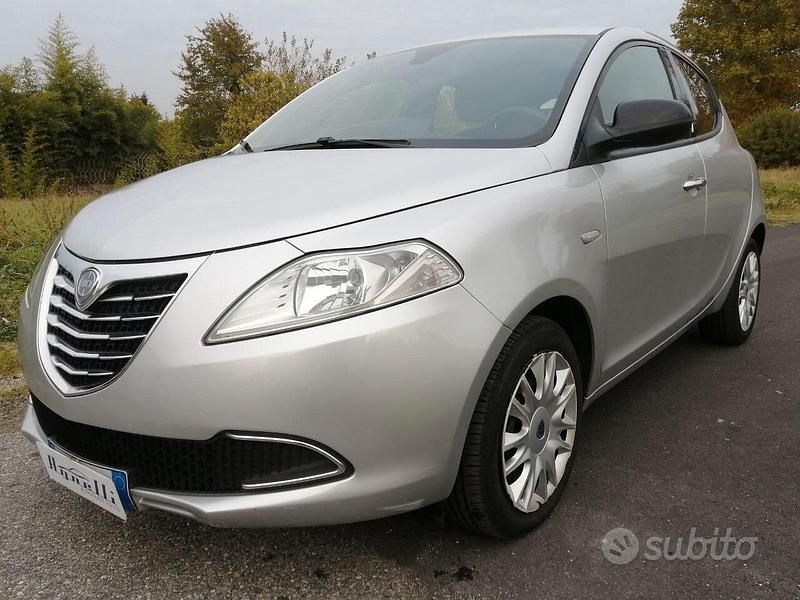 Usata Lancia Ypsilon 95 CV (69 kW) 2012 Argento Utilitaria