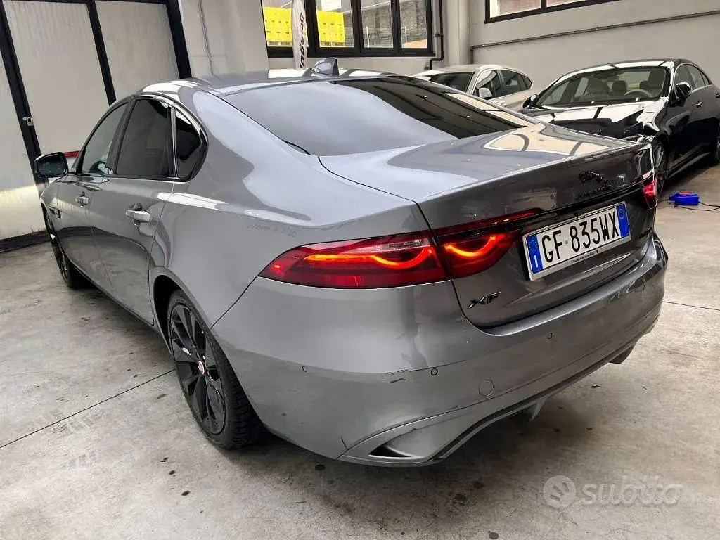 Usata Jaguar XF SE 204 CV (150 kW) 2021 Grigio Berlina