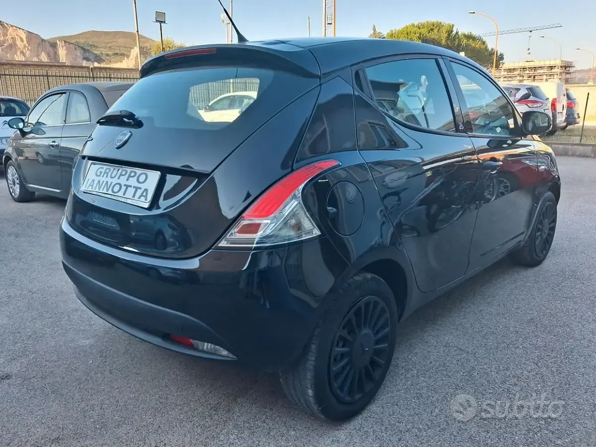 Usata Lancia Ypsilon 69 CV (50 kW) 2018 Nero Utilitaria
