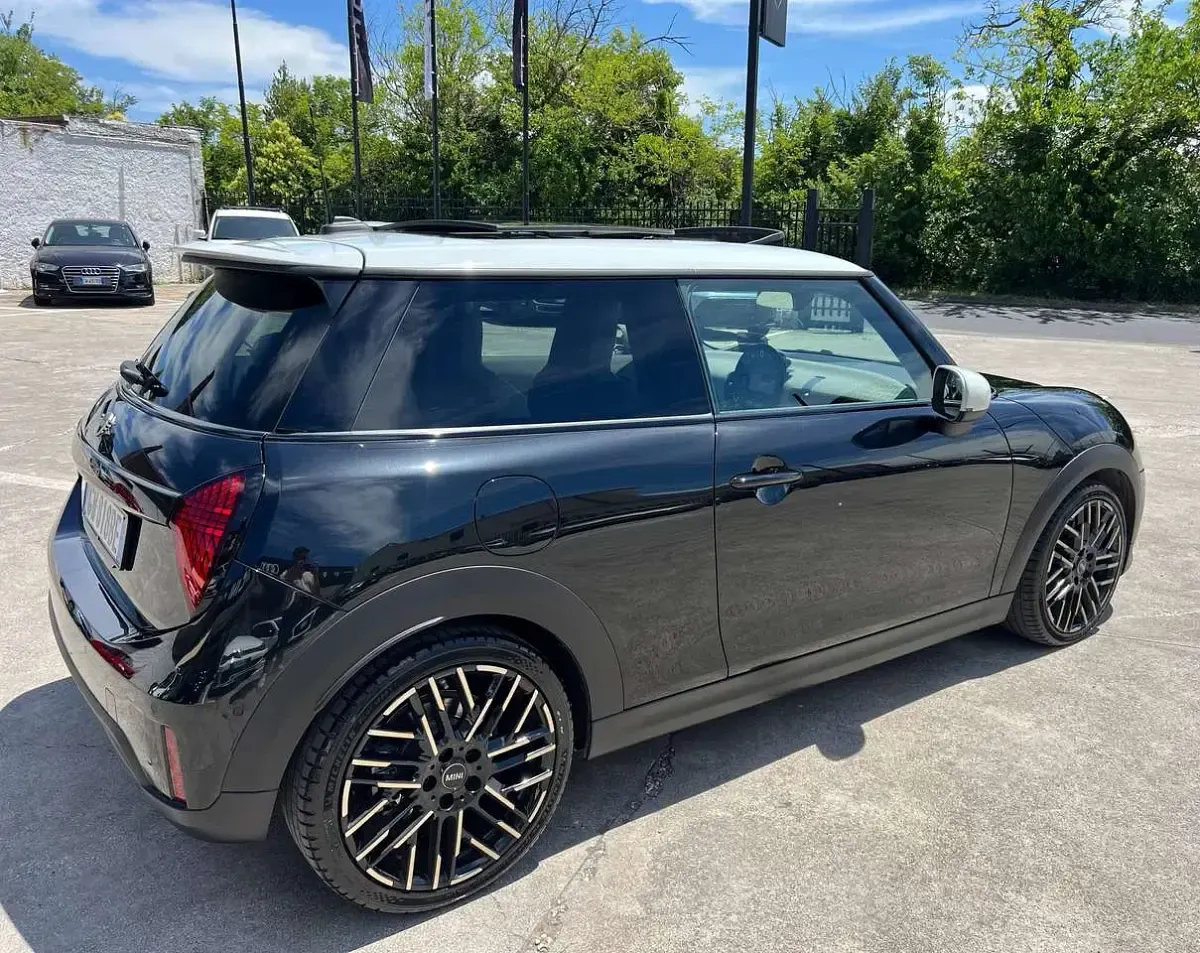 Usata Mini Cooper Favoured 204 CV (150 kW) 2024 Nero Utilitaria