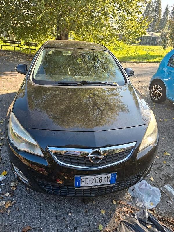 Usata Opel Astra 110 CV (80 kW) 2010 Nero Berlina