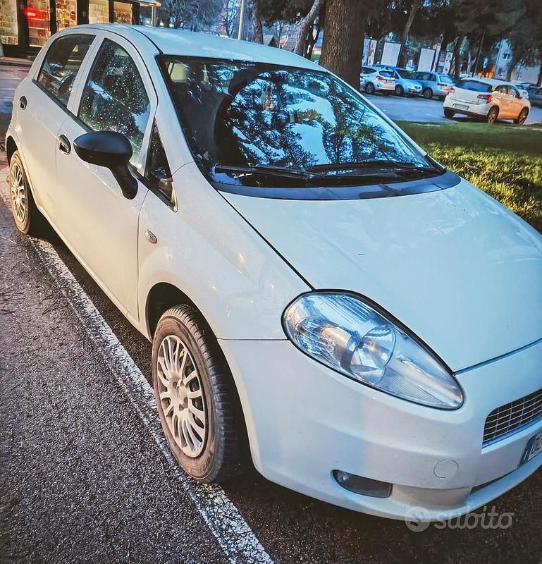 Usata Fiat Grande Punto 77 CV (56 kW) 2009 Bianco Utilitaria