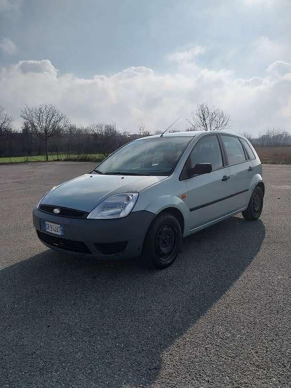 Usata Ford Fiesta Ghia 68 CV (50 kW) 2004 Grigio Berlina
