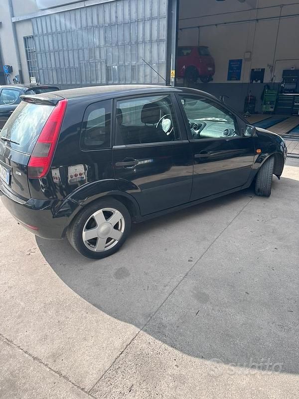 Usado Ford Fiesta 68 HP (50 kW) 2004 Citadino