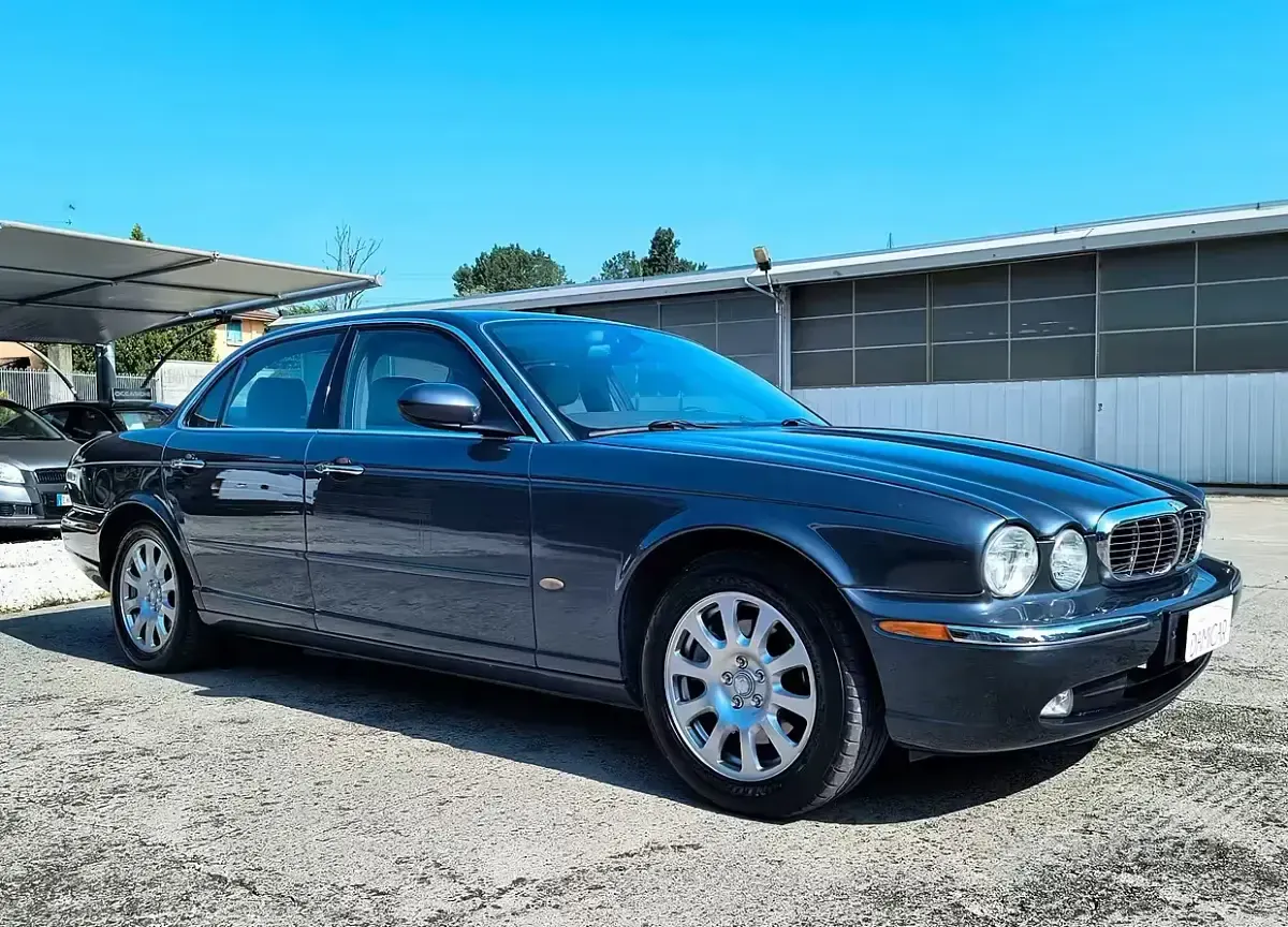 Usata Jaguar XJ6 238 CV (175 kW) 2004 Grigio Berlina