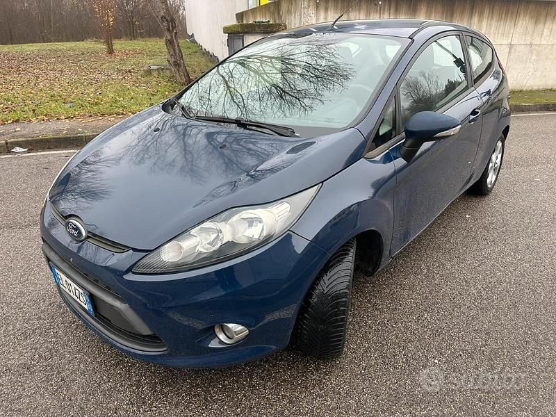 Usata 2012 Ford Fiesta Tre volumi | 1500 € (Super prezzo) - Immagine 1/4
