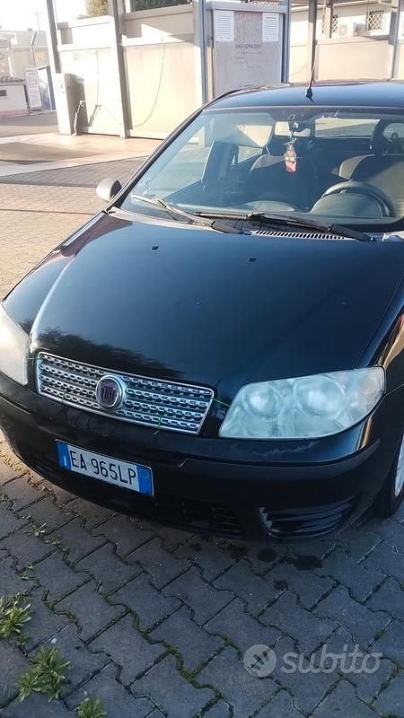 Nero Usata 2010 Fiat Punto Tre volumi | 800 € (Super prezzo) - Immagine 1/4