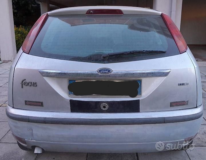 Begagnad Ford Focus Ghia 116 HK (85 kW) 2003 Grå Sedan