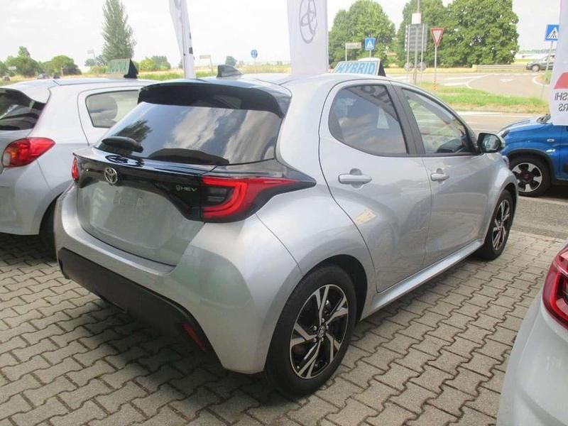 Nuova Toyota Yaris Hybrid Trend 92 CV (67 kW) 2026 Argento Berlina