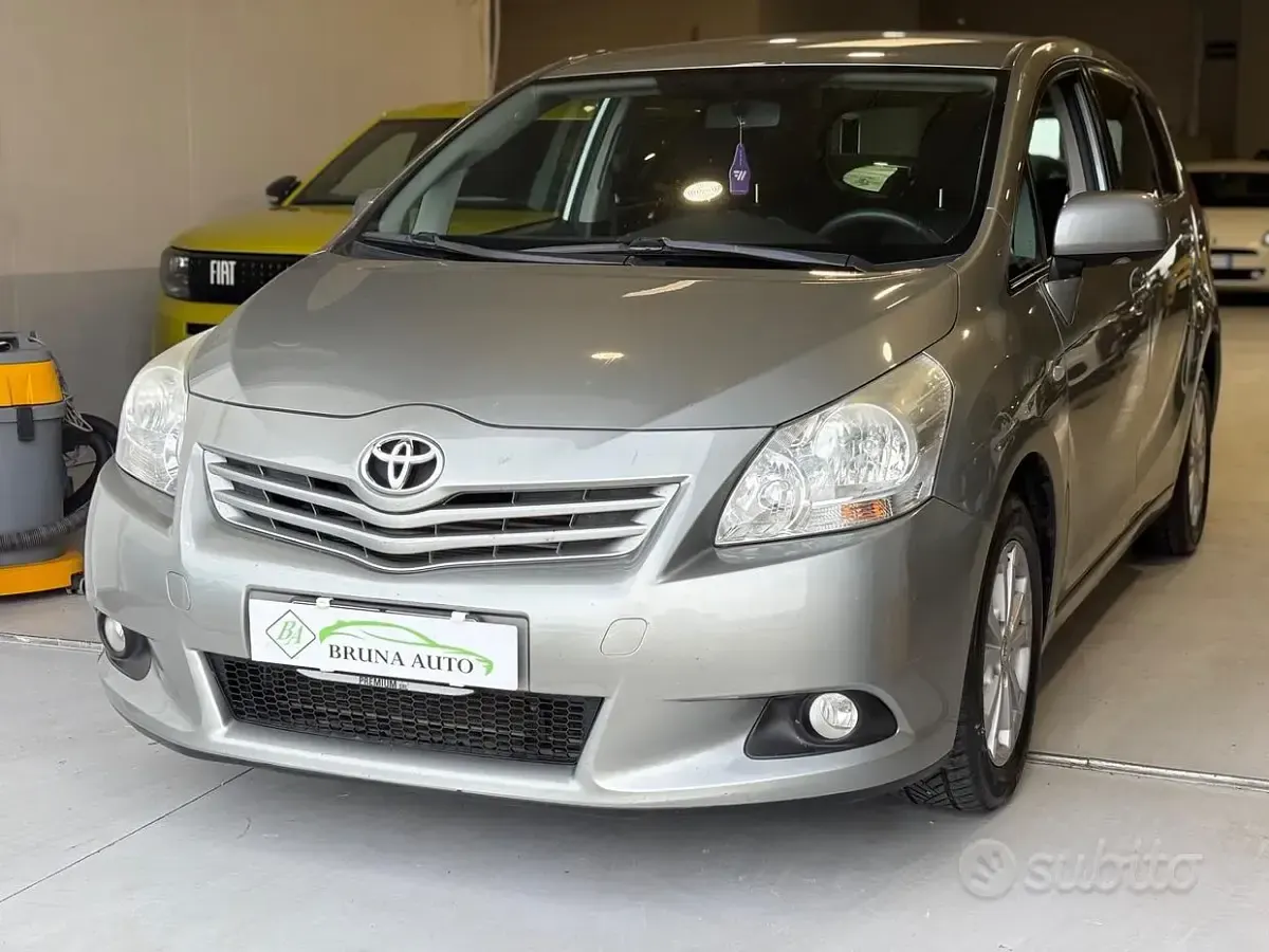 Usata Toyota Verso Style 150 CV (110 kW) 2012 Grigio Monovolume