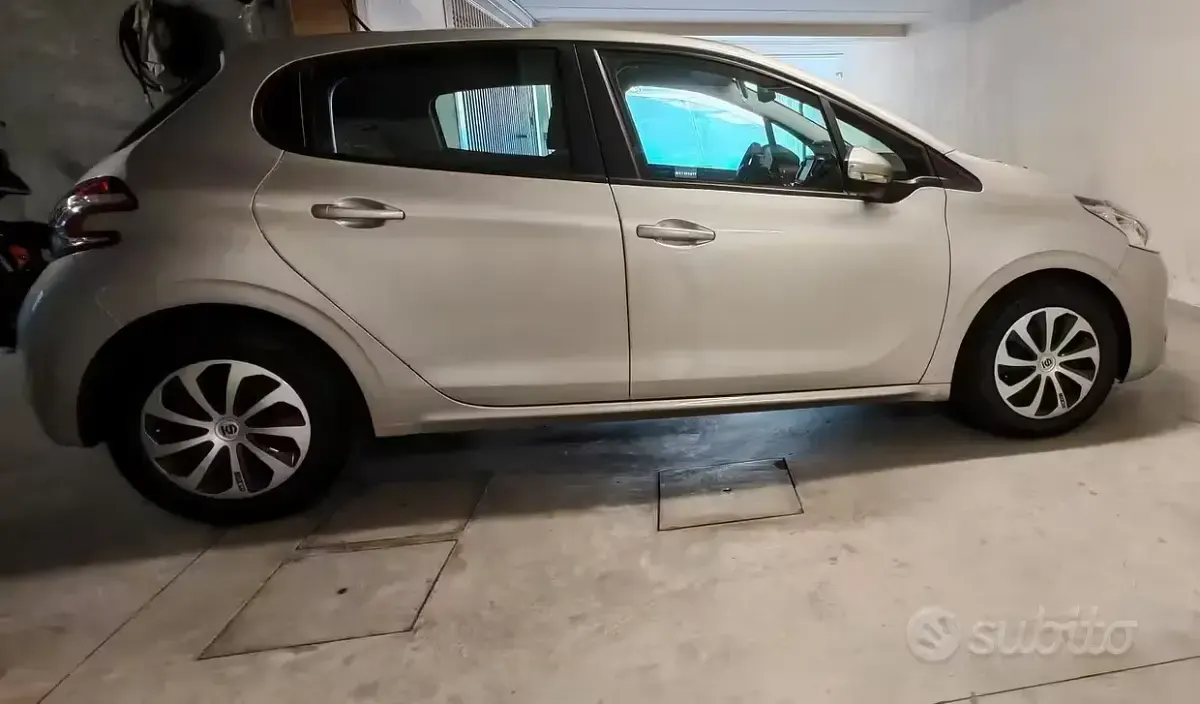 Usata Peugeot 208 92 CV (67 kW) 2014 Grigio Utilitaria