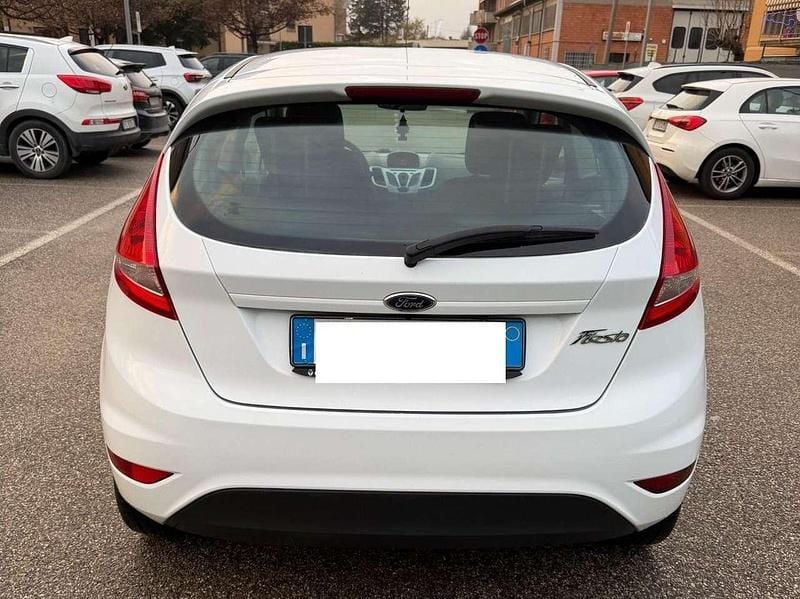 Usata Ford Fiesta 71 CV (52 kW) 2011 Bianco Berlina