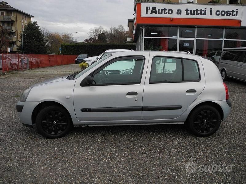 Usata Renault Clio II Authentique 58 CV (42 kW) 2004 Grigio Berlina