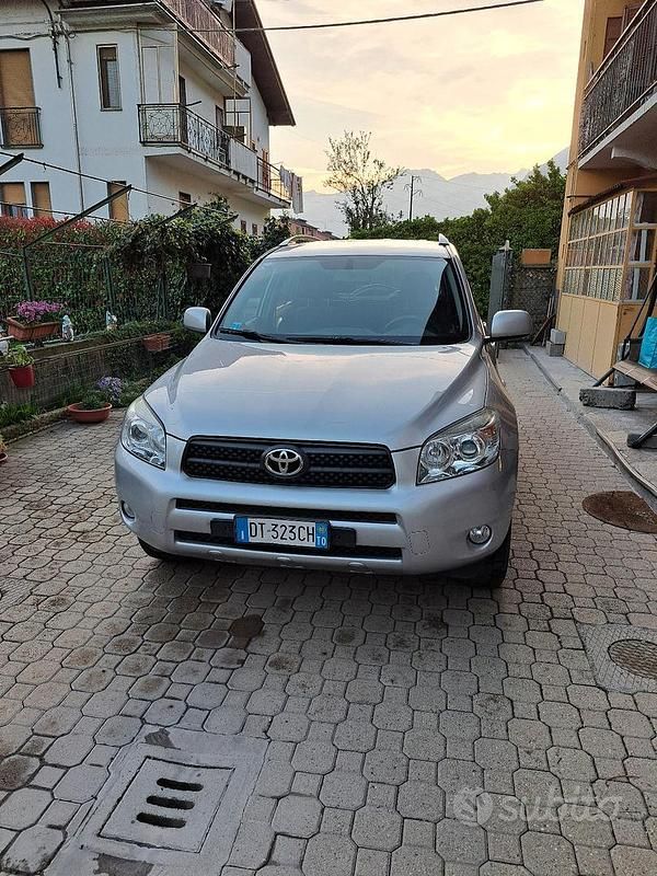 Begagnad Toyota RAV4 152 HK (111 kW) 2008 Grå Sedan