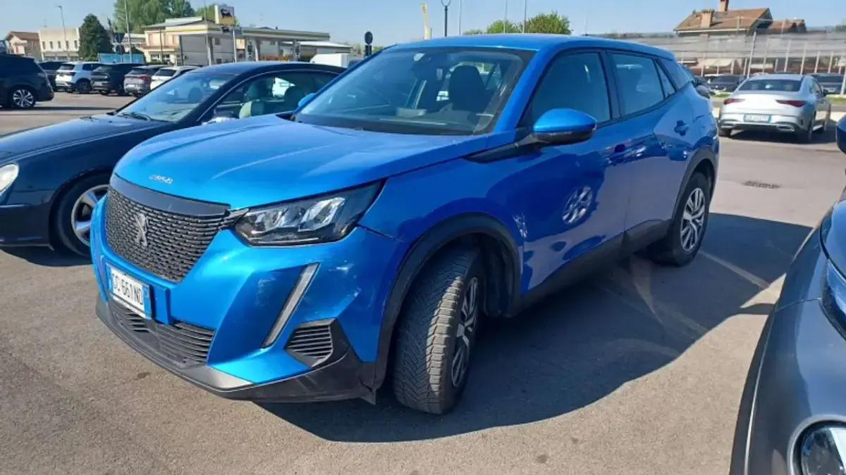 Usata Peugeot 2008 Active 101 CV (74 kW) 2020 Blu/azzurro SUV