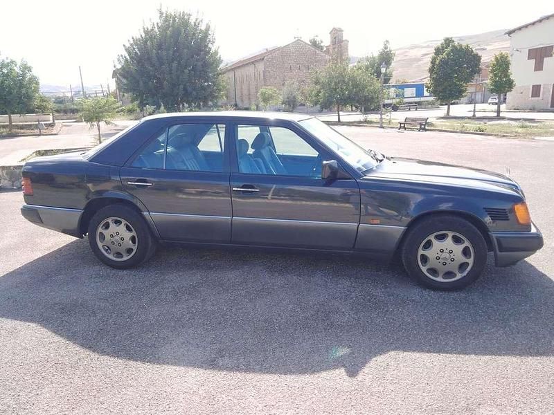Usata Mercedes E250 126 CV (92 kW) 1992 Nero Berlina