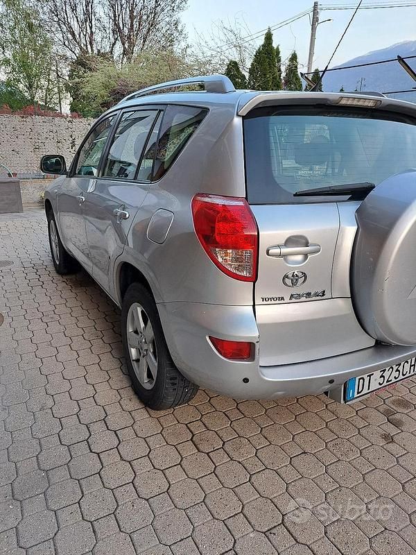Begagnad Toyota RAV4 152 HK (111 kW) 2008 Grå Sedan