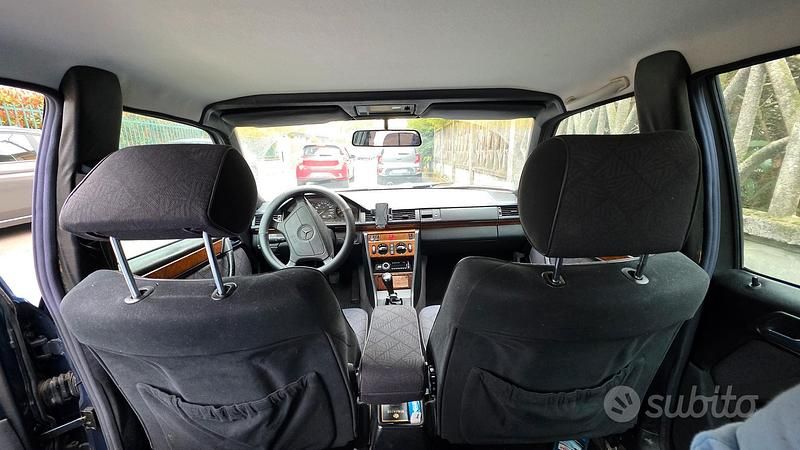 Usata Mercedes E200 1993 Blu Berlina
