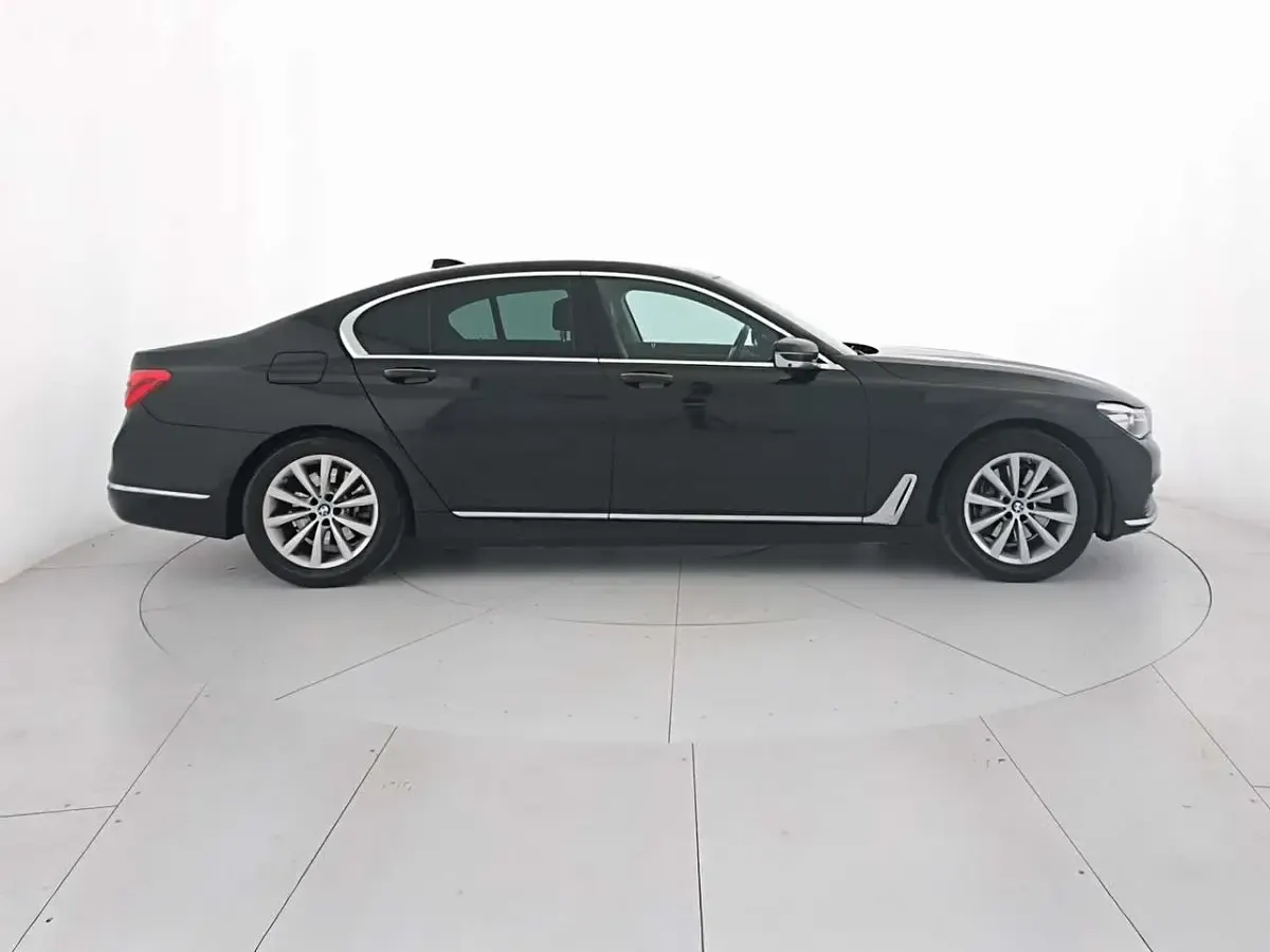 Usata BMW 730 265 CV (194 kW) 2019 Black sapphire Berlina