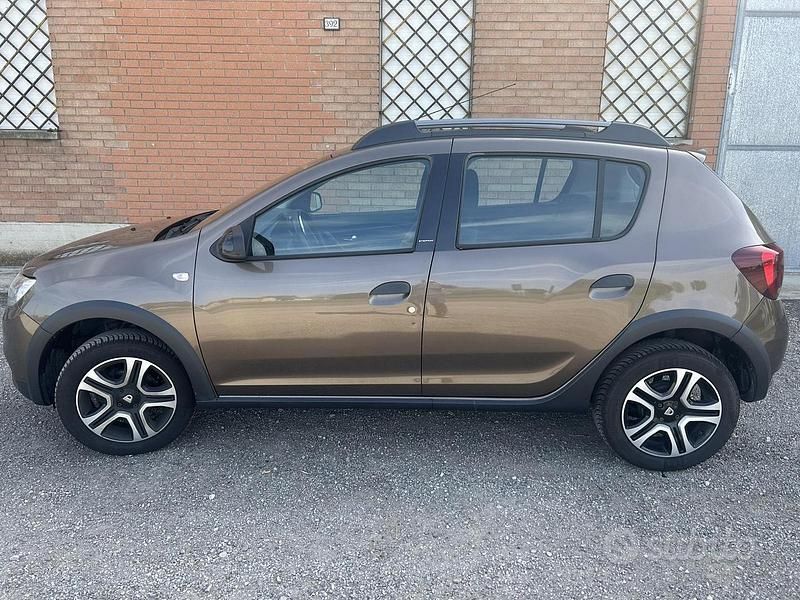 Usata Dacia Sandero Stepway 90 CV (66 kW) 2018 Marrone Berlina