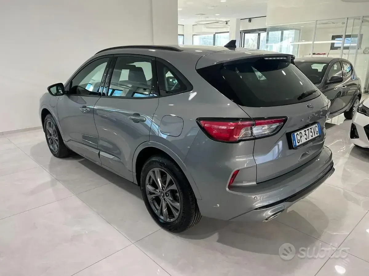Usata Ford Kuga ST 152 CV (111 kW) 2023 Grigio SUV
