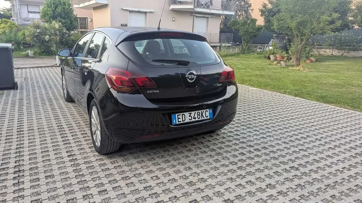 Usata Opel Astra Cosmo 110 CV (80 kW) 2010 Berlina