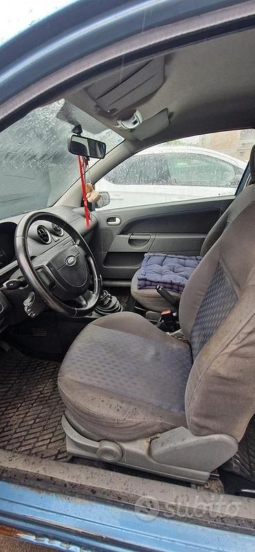 Usata Ford Fiesta 80 CV (58 kW) 2003 Blu Utilitaria