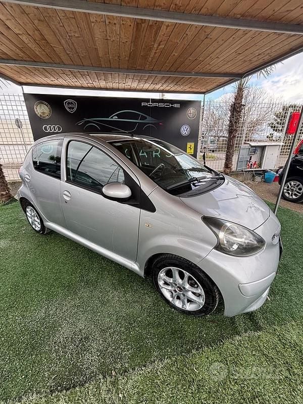 Usata Toyota Aygo 68 CV (50 kW) 2007 Grigio Utilitaria
