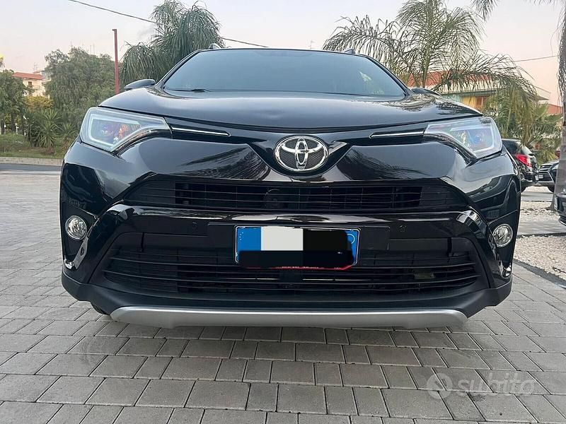 Usata Toyota RAV4 Lounge 143 CV (105 kW) 2016 Nero SUV