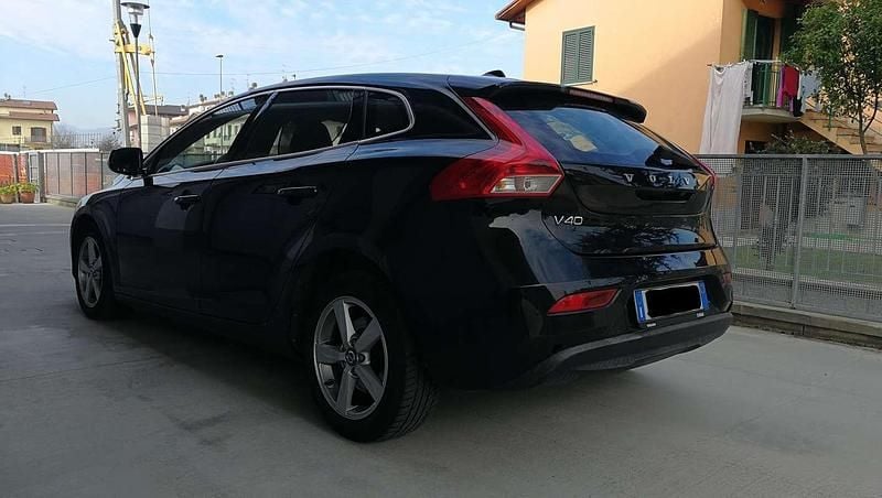 Usata Volvo V40 Momentum 114 CV (83 kW) 2012 Nero Berlina