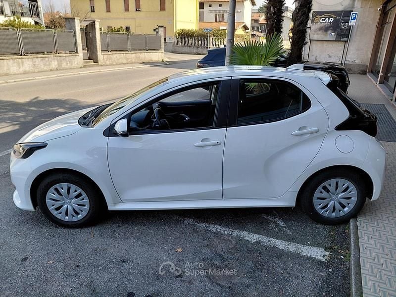 Usata Toyota Yaris Hybrid Active 116 CV (85 kW) 2025 Bianco Berlina