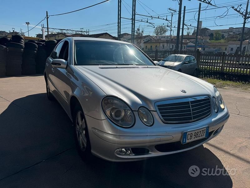 Usata Mercedes E270 177 CV (130 kW) 2002 Grigio Berlina