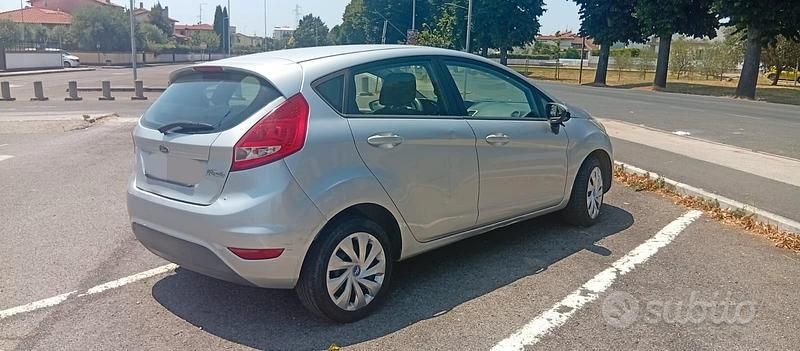 Usata Ford Fiesta 96 CV (70 kW) 2010 Grigio Utilitaria