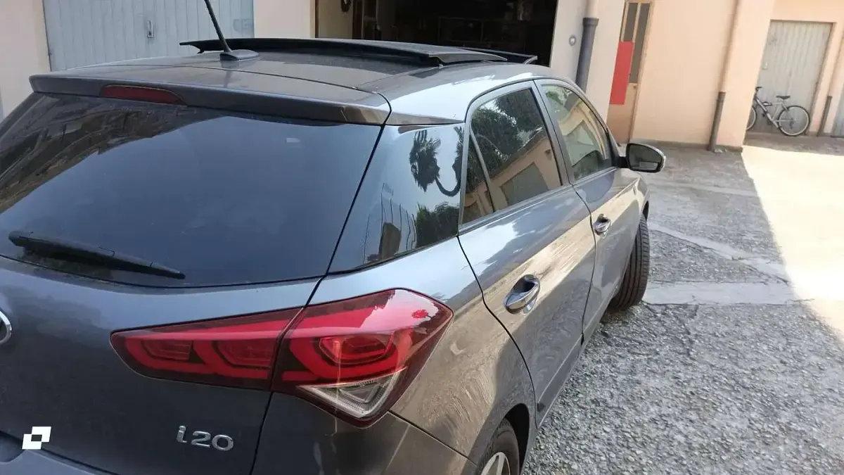 Usata Hyundai i20 Comfort 75 CV (55 kW) 2015 Grigio Berlina