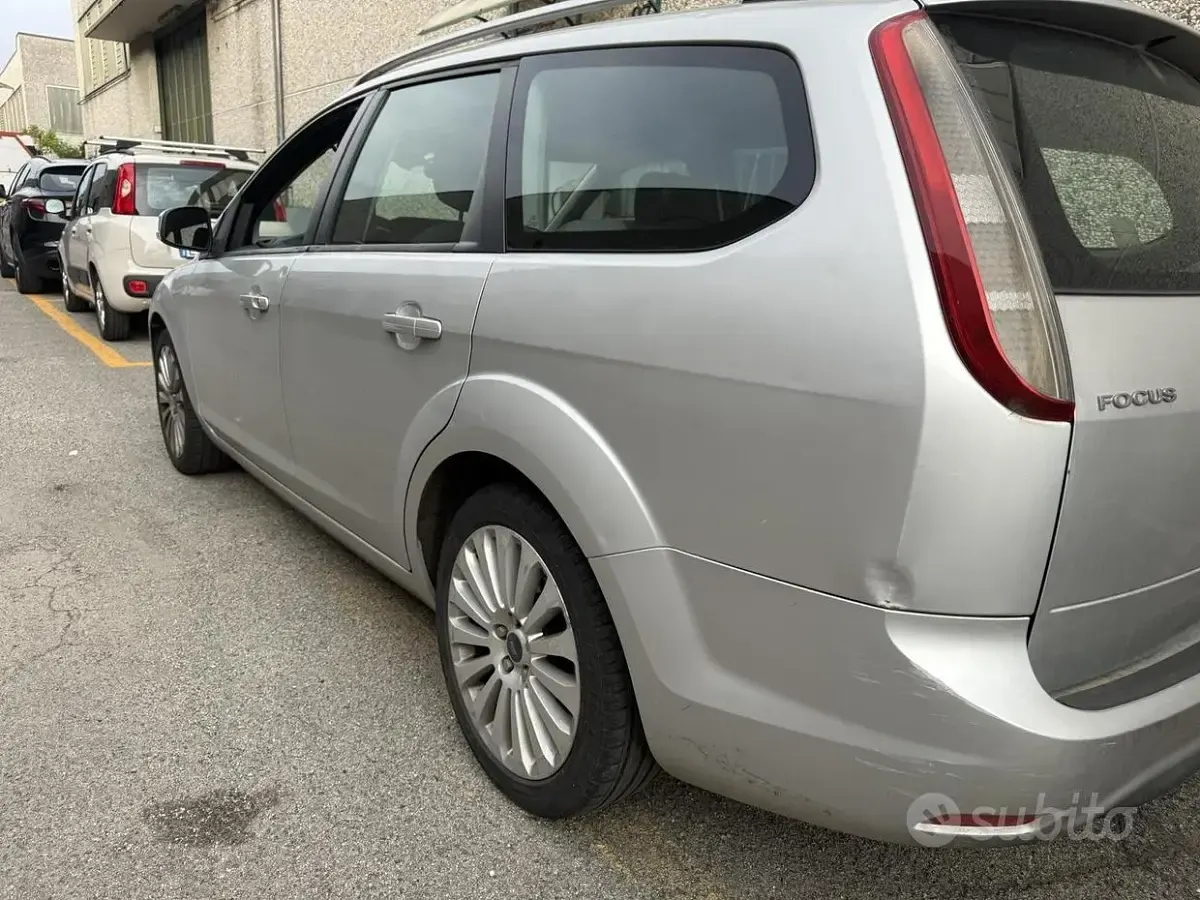 Usata Ford Focus 90 CV (66 kW) 2007 Grigio Station wagon