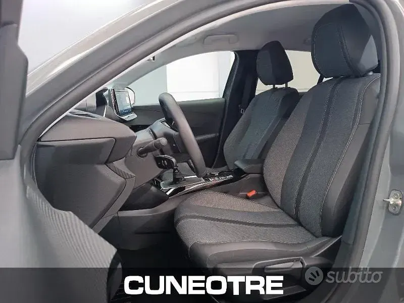 Usata Peugeot 208 Allure 101 CV (74 kW) 2025 Grigio Utilitaria