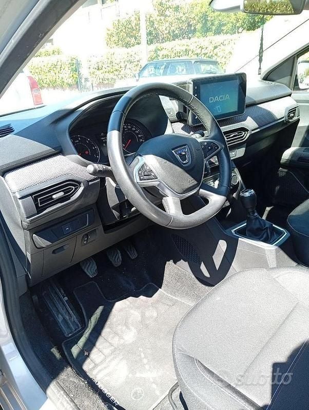 Usata Dacia Jogger 100 CV (73 kW) 2022 Grigio Monovolume