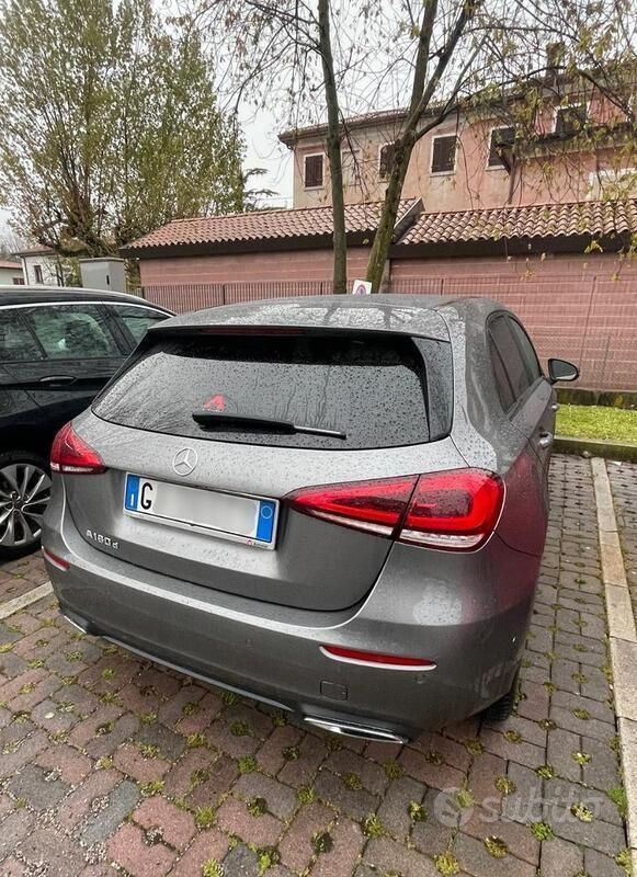 Grigio Usata 2020 Mercedes A180 Premium Tre volumi | 25.999 € (Buon prezzo) - Immagine 1/4