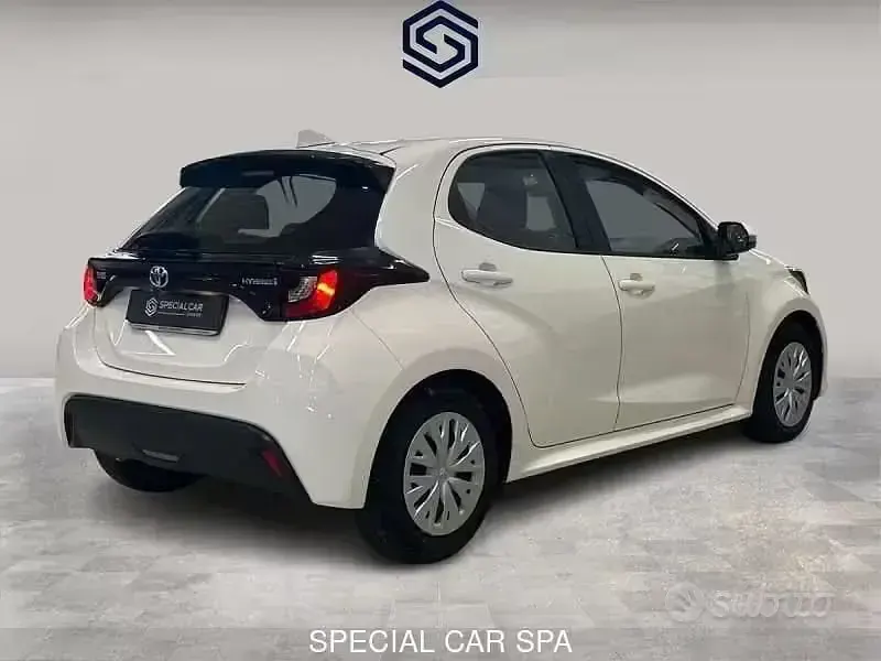 Usata Toyota Yaris Hybrid Business Edition 92 CV (67 kW) 2023 Bianco Berlina