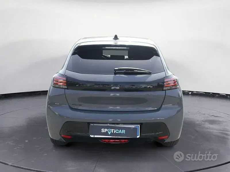 Usata Peugeot 208 Allure 101 CV (74 kW) 2025 Grigio Utilitaria